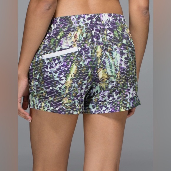 Lululemon Spring Break Away Short in Floral Sport White Multi size 4 - Picture 2 of 6